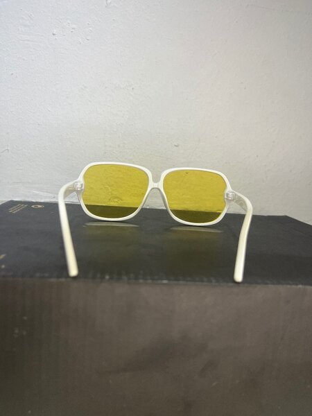 Lunettes de soleil jaunes rétro
