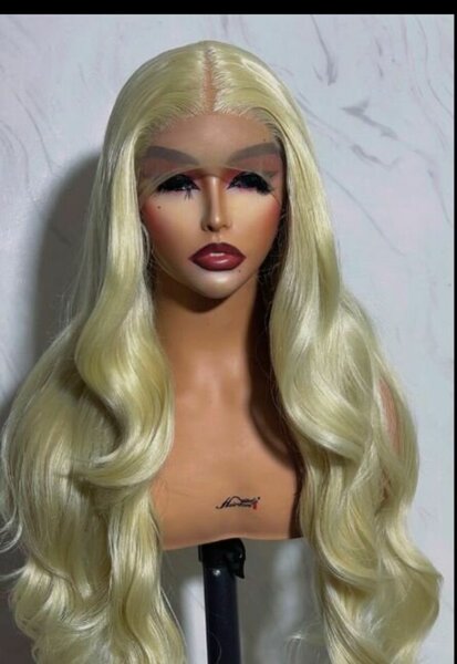 Perruque blonde longue ondulée
