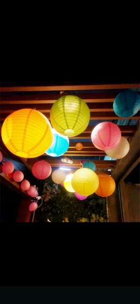Lampes en papier colorées