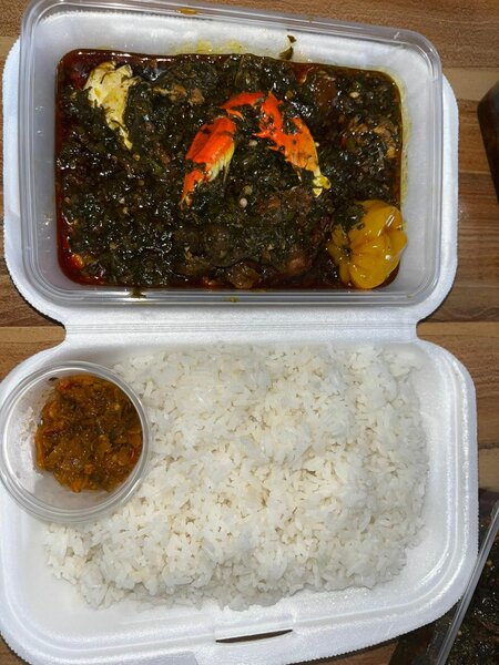 Plat de riz et sauce feuille