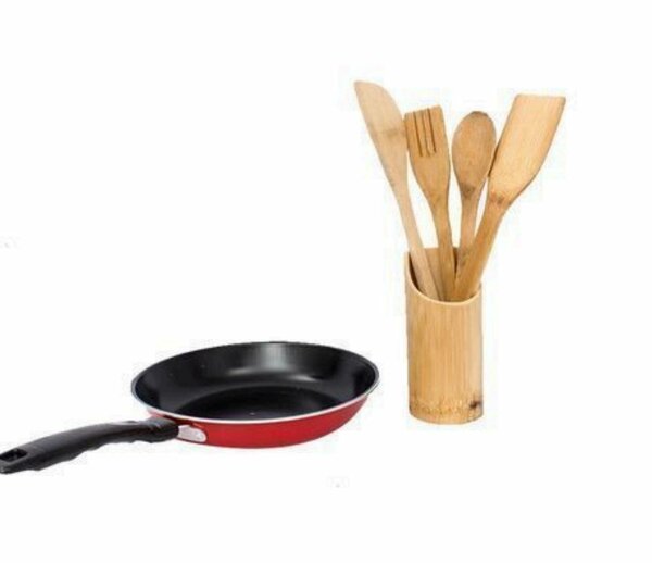Poêle antiadhésive avec ustensiles en bois