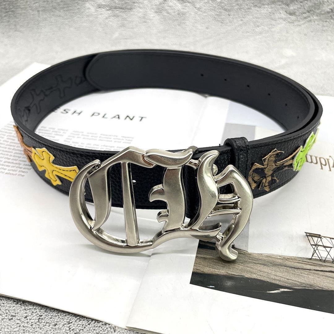 Ceinture tendance en cuir avec motifs croix