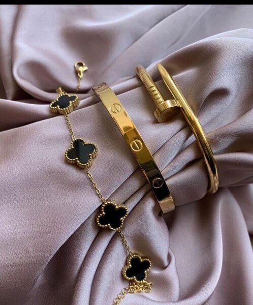 Le trio de bracelets or plaqué