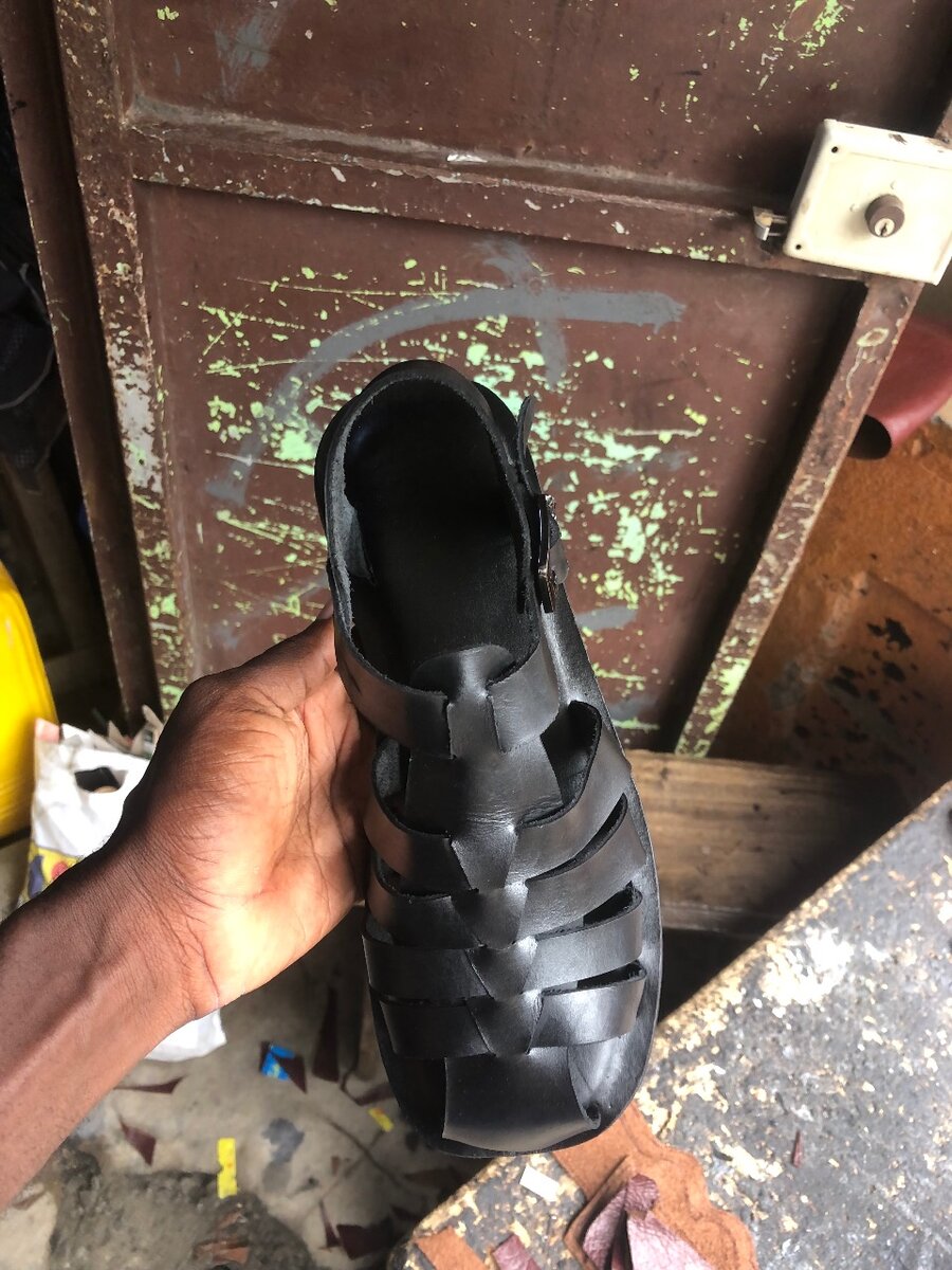 Sandales en cuir noir homme