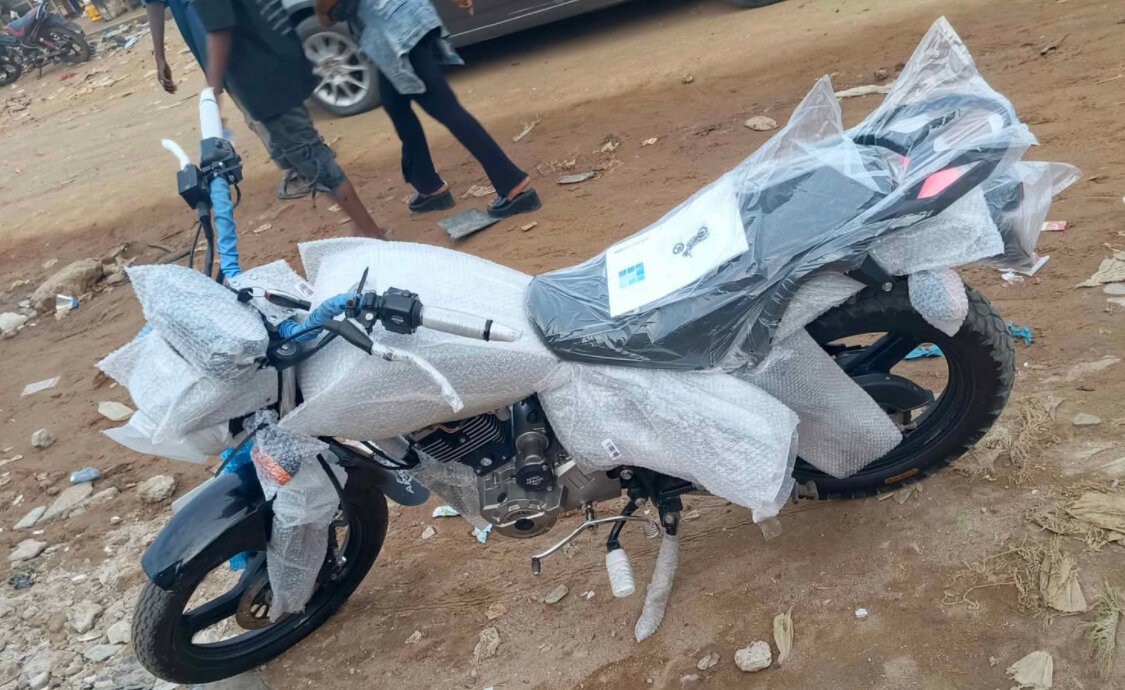 Moto neuve emballée premium