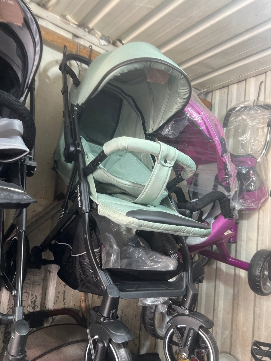 Коляска перекидной ручкой.