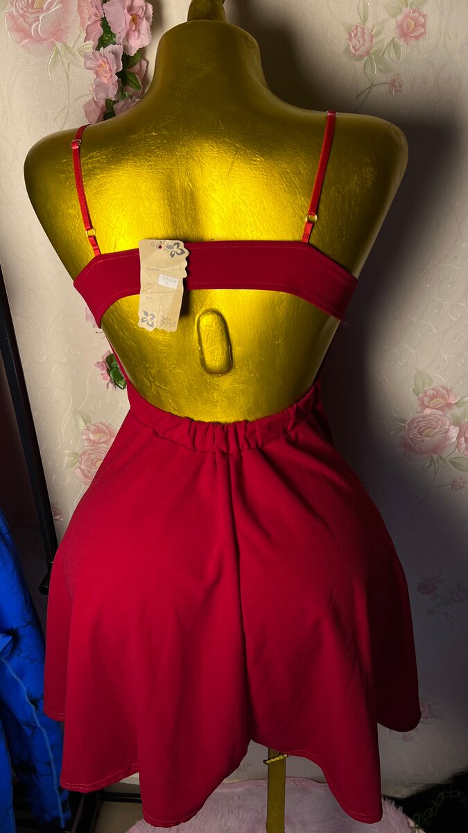 Robe rouge courte volante