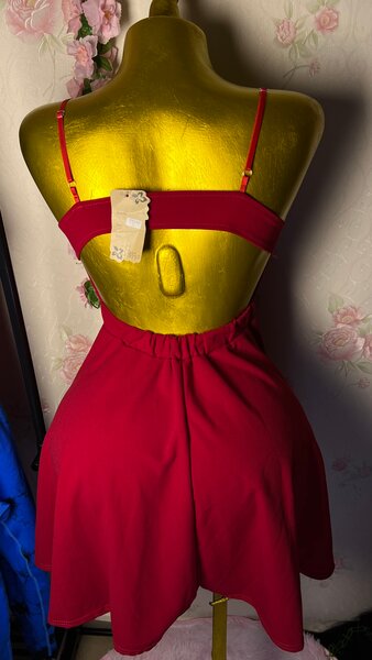 Robe rouge courte volante