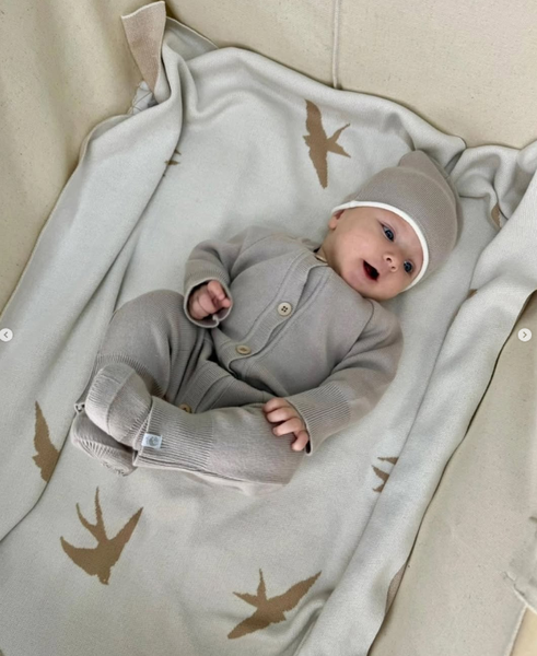 лаконичный комбинезон, мягкая шапочка и удобные пинетки.