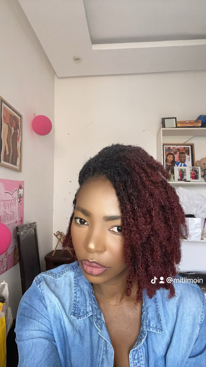 Cheveux bouclés locs bordeaux