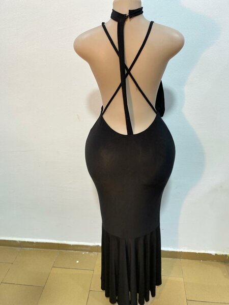 Robe longue noire dos nu élégante