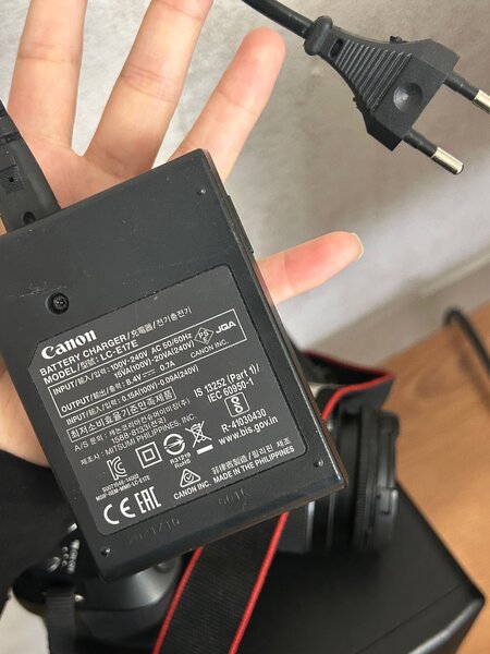 Продаю фотоаппарат канон 250д . Идеал состояние .