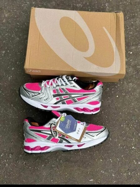 Baskets running femme roses