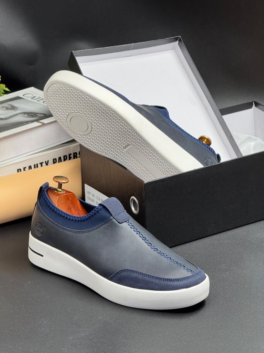 TIMBERLAND NAVY AND WHITE