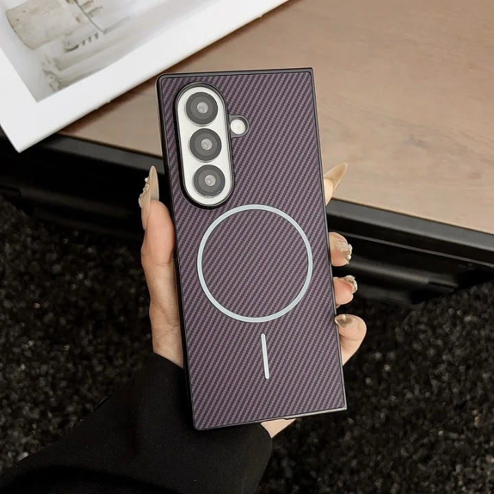 Coque magnétique en fibre de carbone