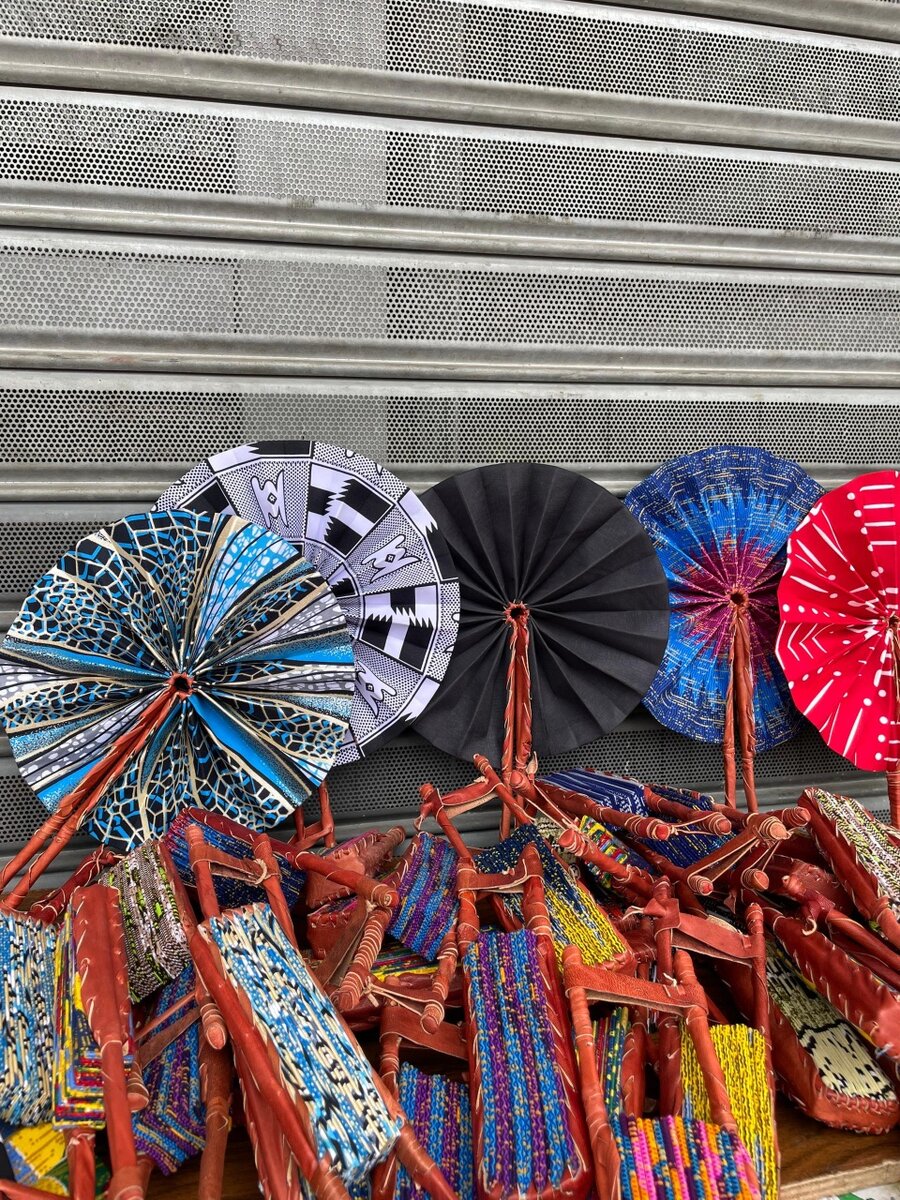 Éventail pliable en tissu