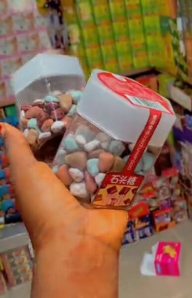 Chocolats cailloux colorés