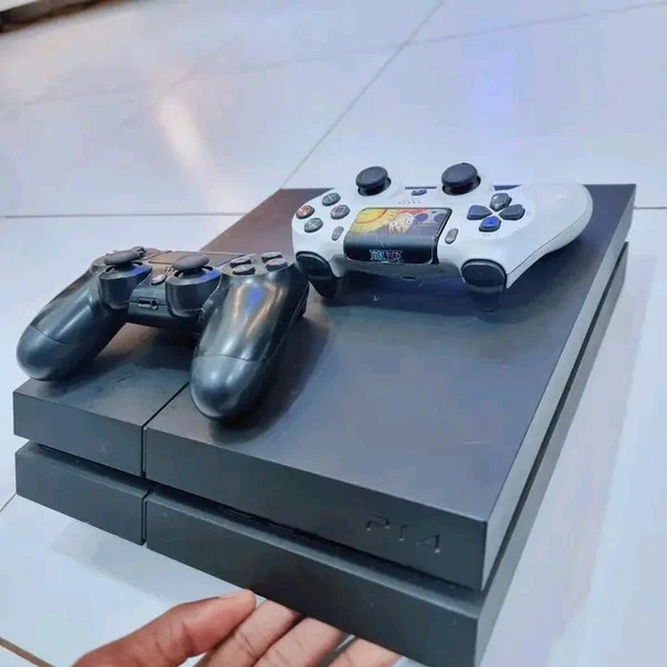 Console PS4 avec manettes