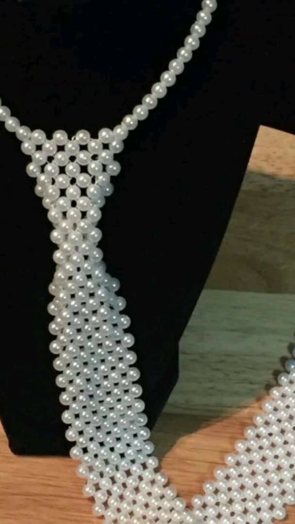 Cravate perlée élégante