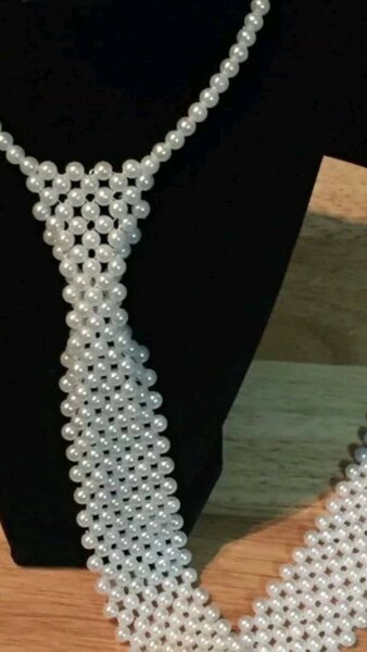 Cravate perlée élégante