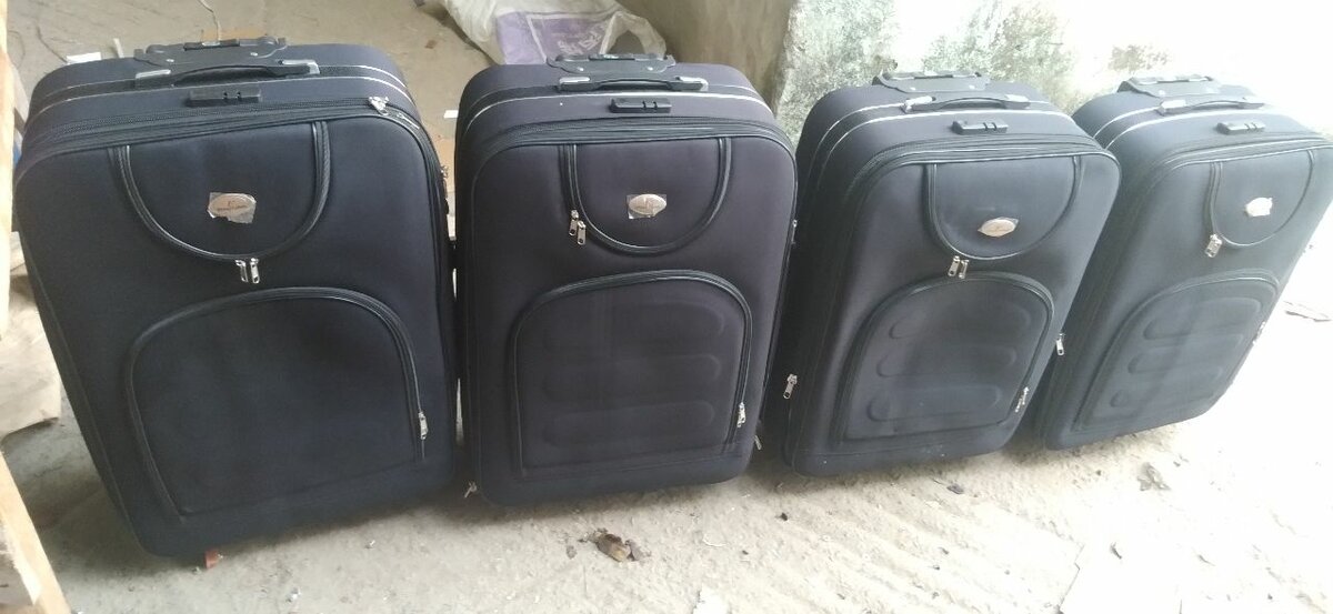 Une pièce de valises rigides