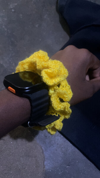 Chouchou en crochet jaune vif