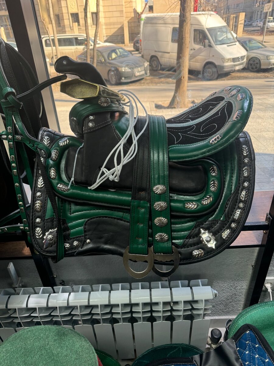 Седло для верховой езды сделанное из дерево