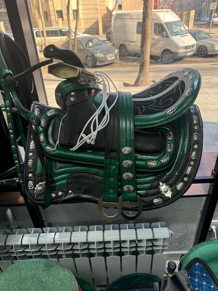 Седло для верховой езды сделанное из дерево