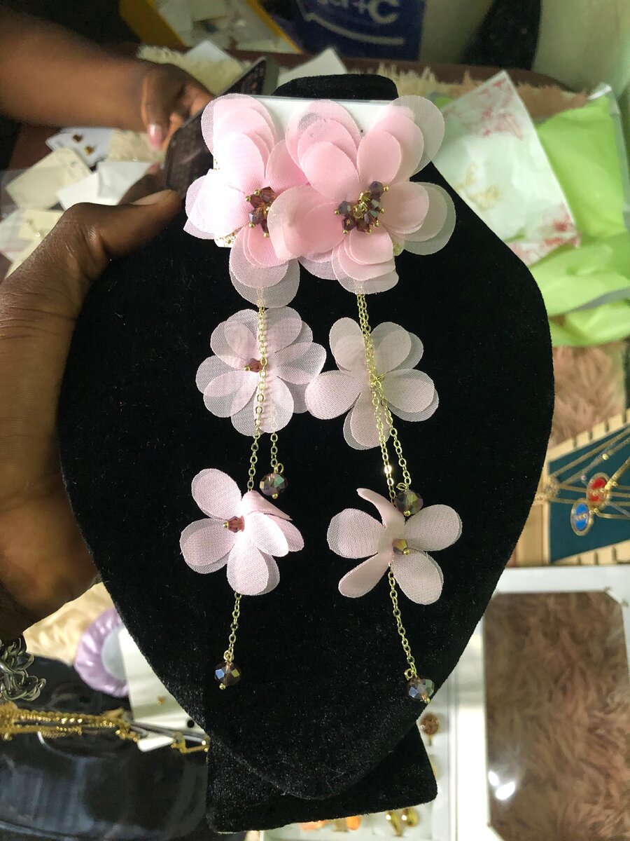 Broche fleur en satin élégante