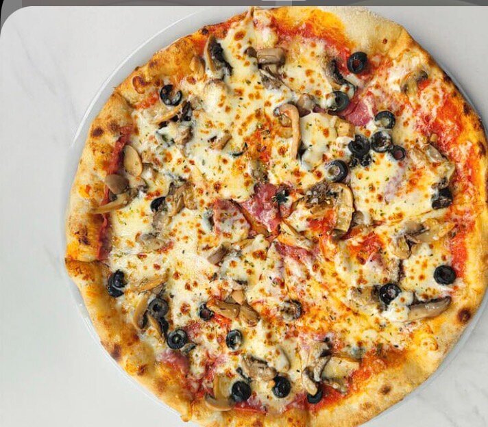 Pizza aux Champignons et Olives