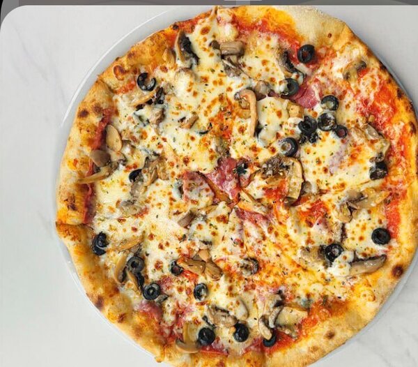 Pizza aux Champignons et Olives