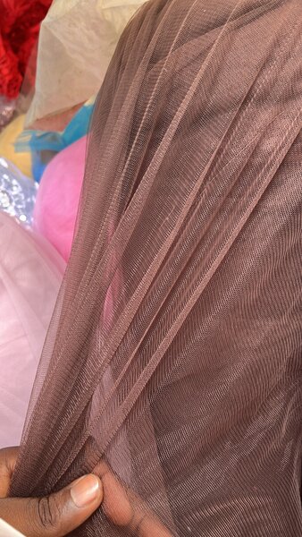 Tissu en tulle marron léger