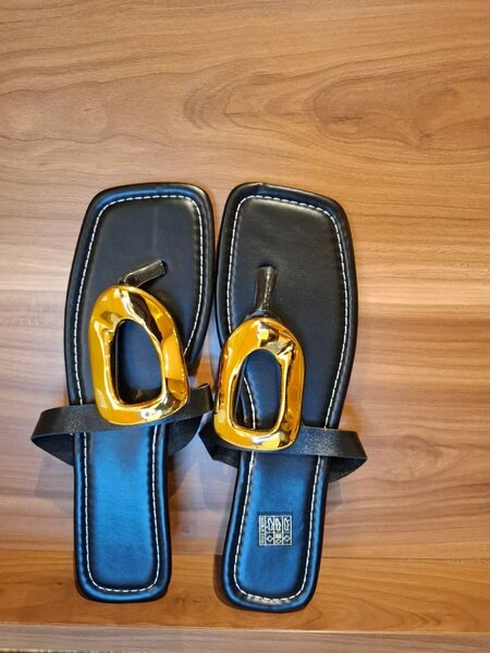 Sandales noires à boucle dorée