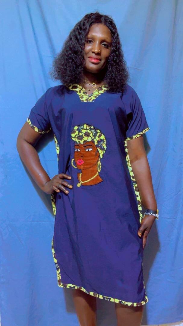 Mini robe de femmes avec broderie personnages