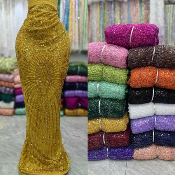 Tissu en dentelle brodé doré