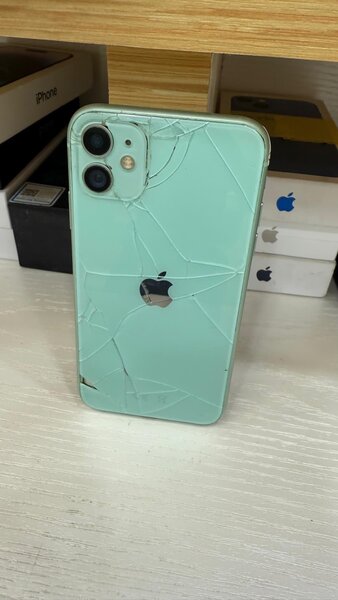 *iphone 11 64giga sans id  prix 67.000f