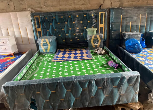 Lit double avec tables de chevet