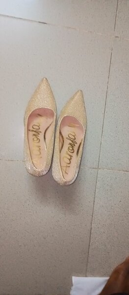 Escarpins dorés élégants