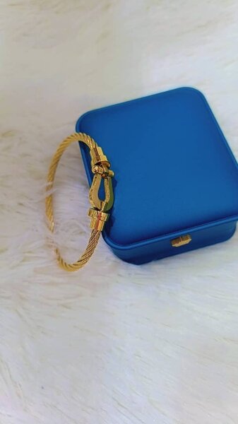 Bracelet en acier doré élégant