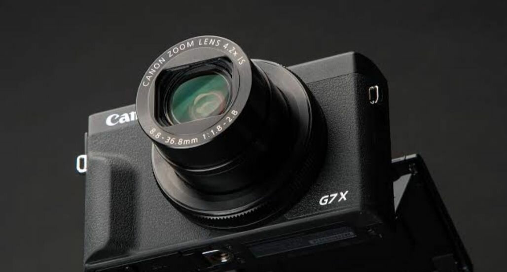 Compact zoom camera