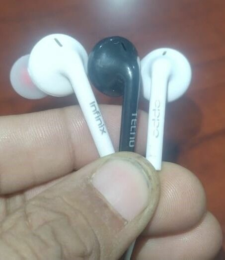 St 12 hand Free headphones