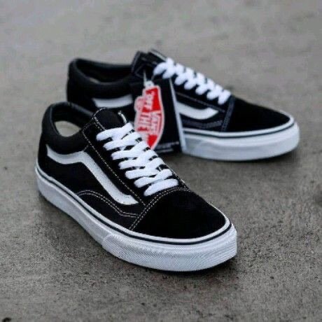 Vans noires et blanches
