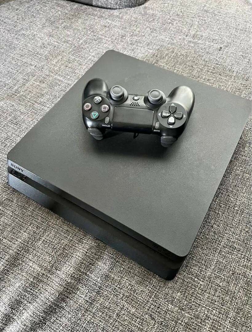 PLAYSTATION 4 (PS4) SLIM CHIPPED WITH 1 CONTROLLER AND 10GA