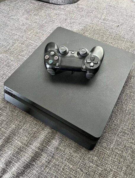 PLAYSTATION 4 (PS4) SLIM CHIPPED WITH 1 CONTROLLER AND 10GA