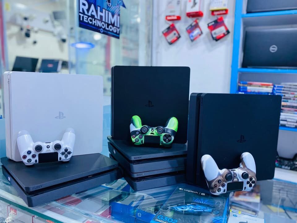 Console PlayStation avec manettes