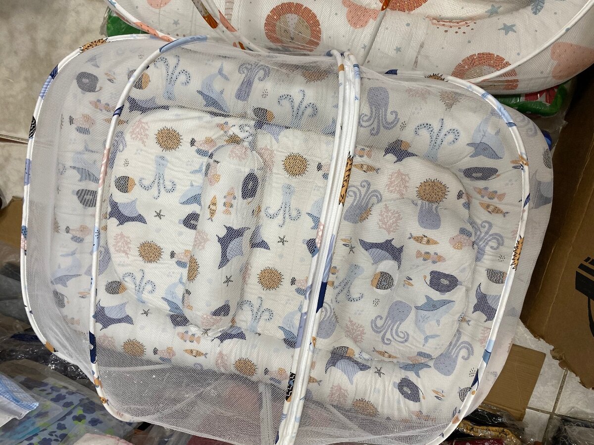 Lit moustiquaire avec oreiller