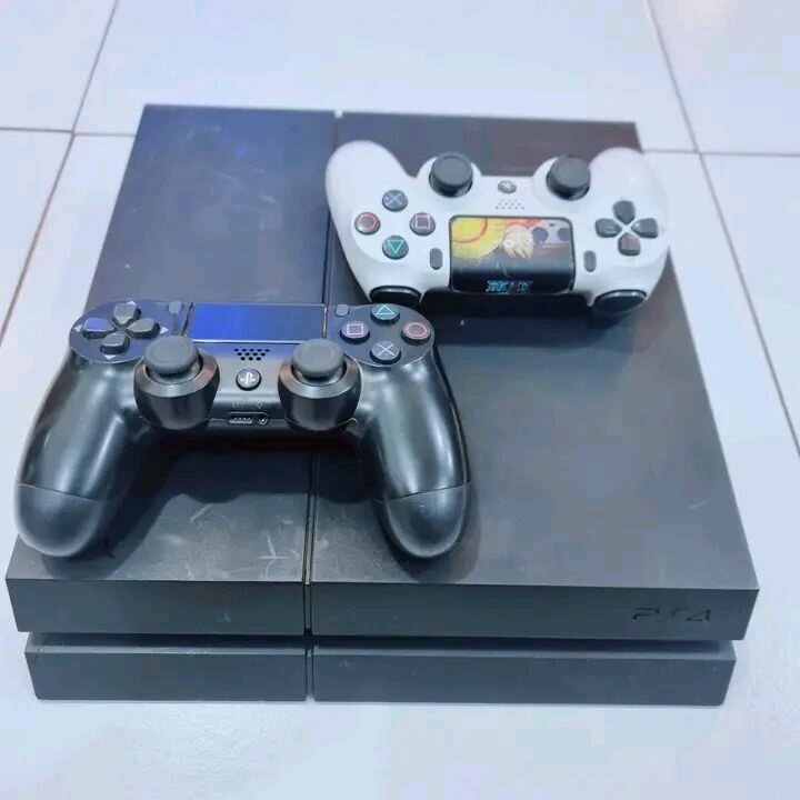 Console PS4 avec manettes