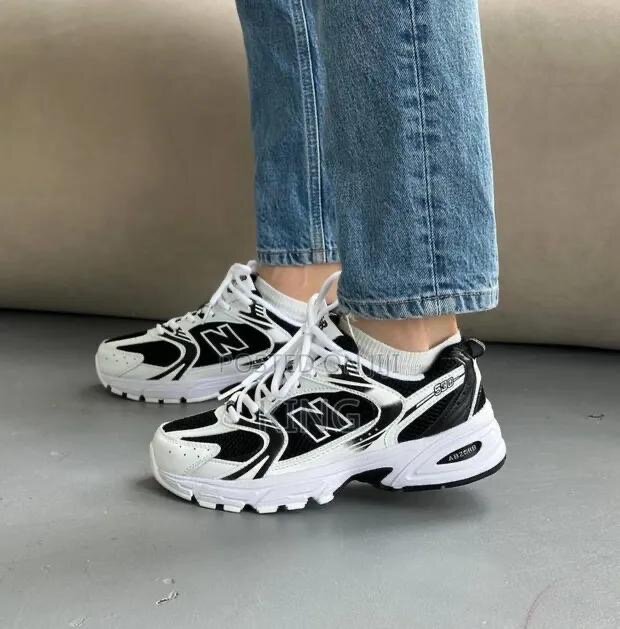 Baskets confort noires et blanches