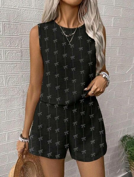 Combinaison noire à motifs