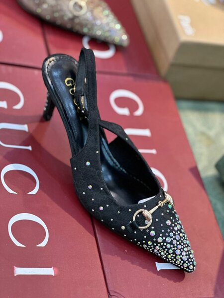 Escarpins Gucci à strass élégants